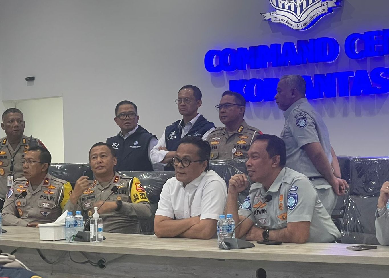 Kakorlantas Polri Irjen Pol Aan Suhanan mendampingi Wakil Menteri Badan Usaha Milik Negara (BUMN) Donny Oskaria dalam kunjungannya di Command Center KM 29 Tol Jakarta-Cikampek, (Ntvnews.id-Muslimin Trisyuliono).