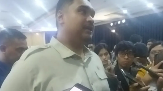 Menteri Pemuda dan Olahraga Dito Ariotedjo memberikan keterangan kepada awak media usia mengikuti rapat tingkat menteri yang melibatkan 12 kementerian yang dipimpin langsung Wakil Presiden Gibran Rakabuming Raka di Kantor Kemenpora, Jakarta, Rabu (4/12/2024).