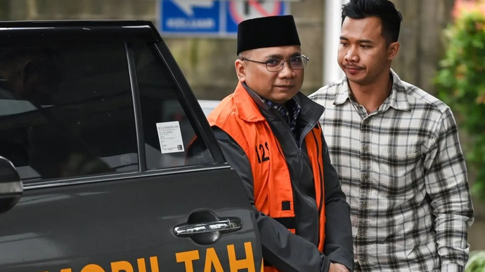 Tersangka kasus dugaan korupsi kuota haji dan penyelenggaraan ibadah haji Yaqut Cholil Qoumas (kiri) tiba di Gedung Merah Putih KPK, Jakarta, Selasa (24/3/2026). Mantan Menteri Agama periode 2020-2024 Yaqut Cholil Qoumas kembali menjalani penahanan di rumah tahanan (rutan) usai berstatus tahanan rumah dari (19/3/2026) atas permohonan keluarga. ANTARA FOTO/Fakhri Hermansyah/agr (ANTARA FOTO/FAKHRI HERMANSYAH)