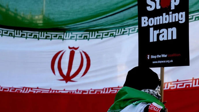 Warga mengikuti aksi unjuk rasa menentang serangan militer Amerika Serikat dan Israel ke Iran di Kota London, Inggris Raya, Sabtu (21/3/2026). /ANTARA FOTO/XinHua/Li Ying/wsj.