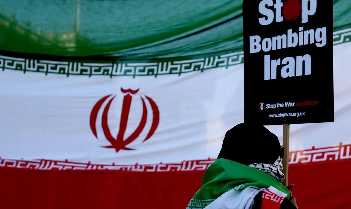 Warga mengikuti aksi unjuk rasa menentang serangan militer Amerika Serikat dan Israel ke Iran di Kota London, Inggris Raya, Sabtu (21/3/2026). /ANTARA FOTO/XinHua/Li Ying/wsj. <b>(Antara)</b>