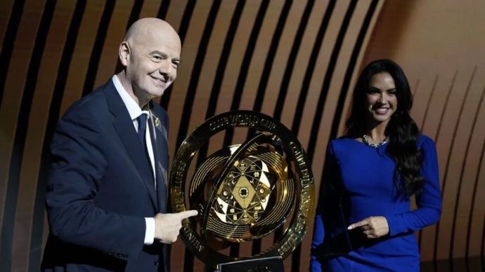 Arsip - Presiden FIFA Gianni Infantino (kiri) berpose dengan trofi Piala Dunia Antarklub 2025 saat menghadiri pengundian Piala Dunia Antarklub 2025 di Miami, Amerika Serikat (5/12/2024).