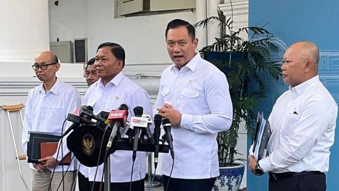 Menteri Koordinator Bidang Infrastruktur dan Pembangunan Kewilayahan Agus Harimurti Yudhoyono (dua kanan) memberikan pernyataan pers di Kompleks Istana Kepresidenan, Jakarta, Selasa, 9 September 2025.