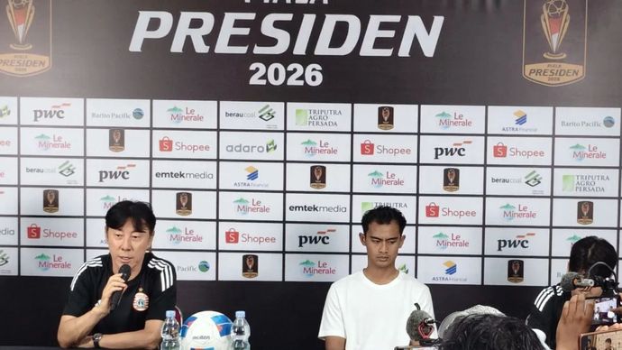 Pelatih Kepala Persija Jakarta Shin Tae-yong (kiri) bersama bek kiri Persija Pratama Arhan