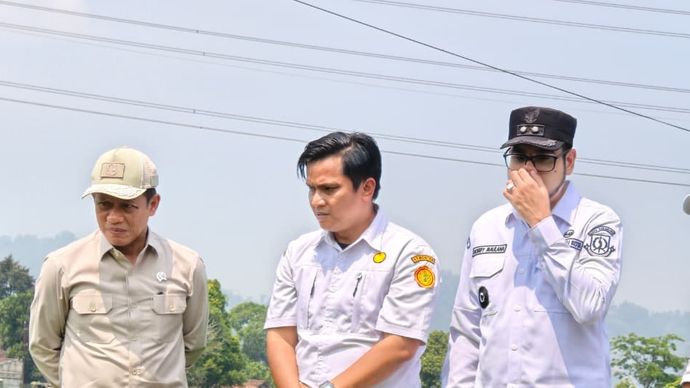 Wakil Menteri Koordinator Bidang Pangan Hanif Faisol Nurofiq meninjau pembangunan demplot Pertanian Modern Advanced Agriculture System (PMAIS) di Kelurahan Situmekar, Kota Sukabumi.