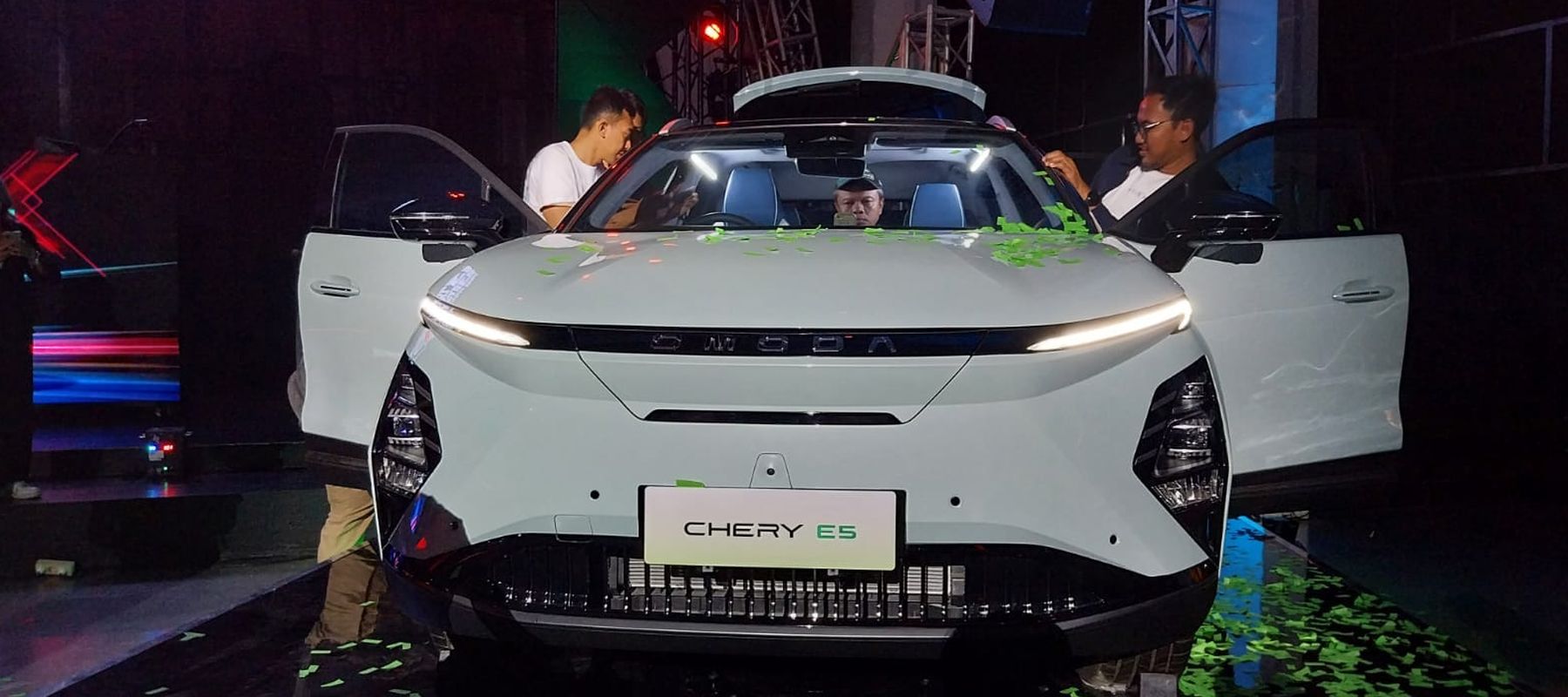 Chery melepas nama Omoda dan menggantinya dengan nama Chery E5 yang merupakan model mobil listrik. Harga lebih murah dari Omoda. Untuk tipe Pure dihargai Rp 369,9 juta, sedangkan tipe tertingginya Rp 399,9 juta. Harga tersebut berstatus on the road (