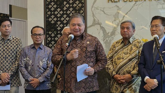 Menteri Koordinator Bidang Perekonomian Airlangga Hartarto dan Wakil Ketua Umum Koordinator Bidang Luar Negeri Kadin Indonesia James Riady dalam agenda Monthly Economic Diplomatic Breakfast