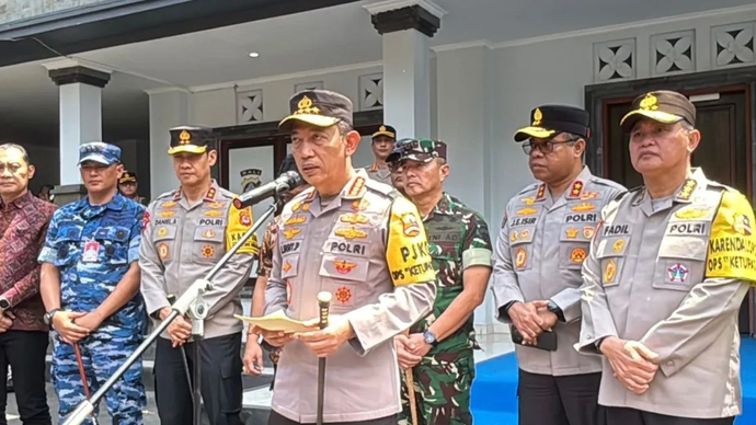 Kapolri Jenderal Listyo Sigit Prabowo memberikan keterangan kepada wartawan terkait perkembangan arus balik di Command Center ITDC Nusa Dua, Kabupaten Badung, Bali, Selasa (24/3/2026). ANTARA/Rolandus Nampu
