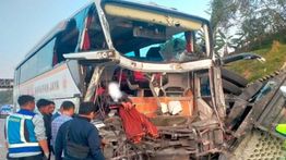 Viral Bus Tabrak Truk di Tol Batang, 6 Orang Alami Luka-luka