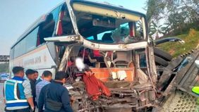 Bus Harapan Jaya menabrakan sebuah truk di Tol Batang KM. 347 jalur A, Kabupaten Batang, Jawa Tengah, pada Sabtu 14 September 2024.