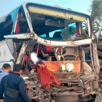 Viral Bus Tabrak Truk di Tol Batang, 6 Orang Alami Luka-luka