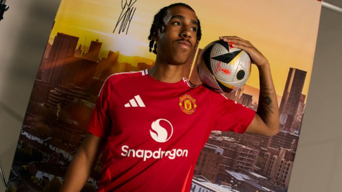 Resmi Leny Yoro Gabung Manchester United