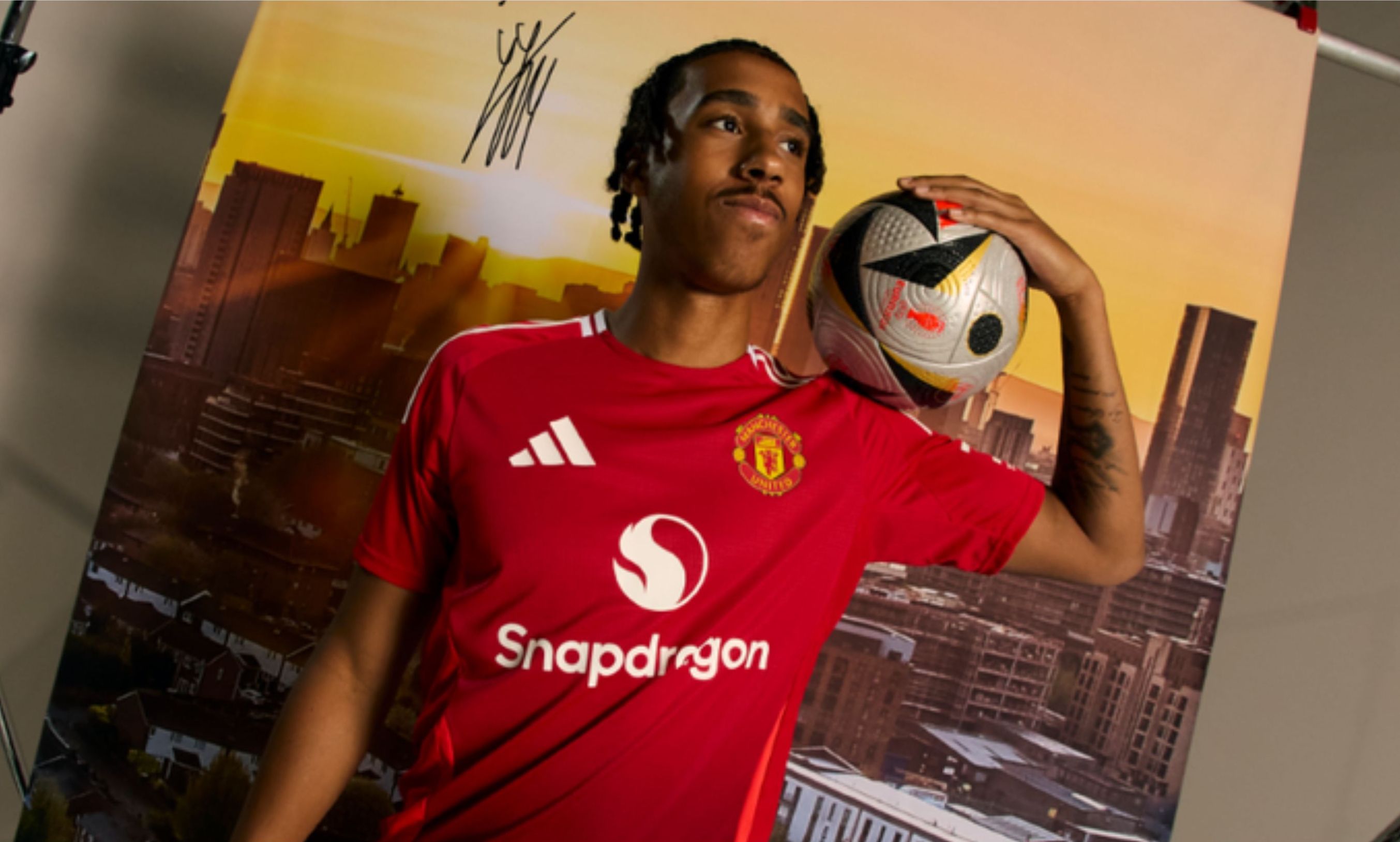 Resmi Leny Yoro Gabung Manchester United <b>(Twitter: Manchester United)</b>