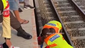 Video memperlihatkan Seorang wanita perempuan terperosok ke celah peron di Stasiun Kranji. Hal tersebut menjadi viral di media sosial.