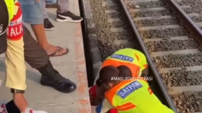 Viral Penumpang Wanita Terperosok ke Celah Peron Stasiun Kranji