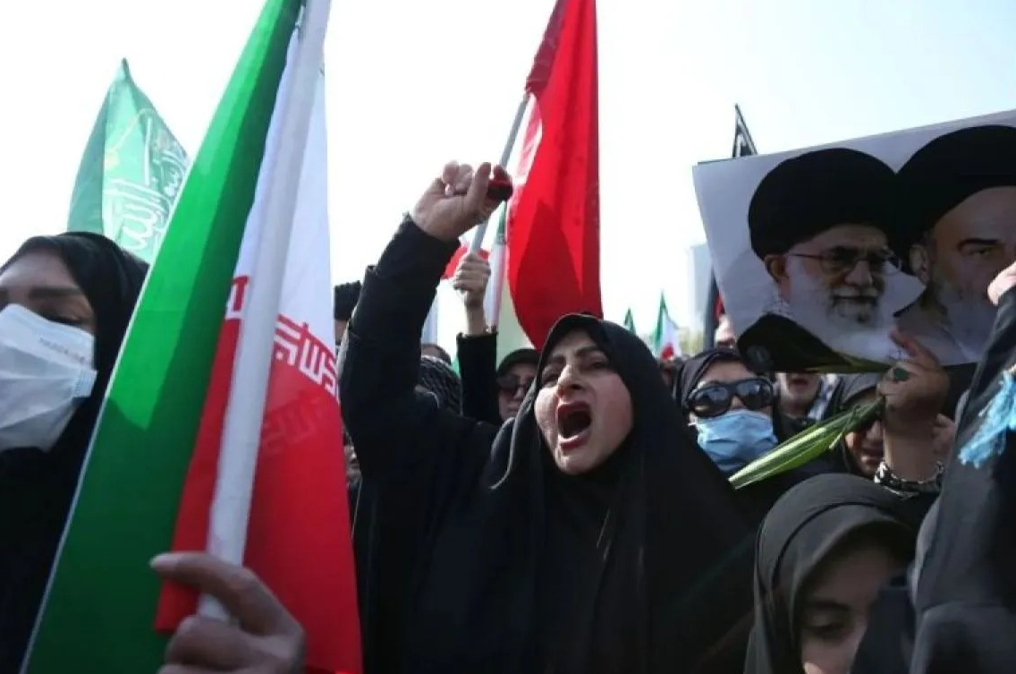 Orang-orang menghadiri prosesi pemakaman sejumlah komandan militer tinggi Iran yang tewas dalam serangan yang dilancarkan oleh Amerika Serikat dan Israel terhadap negara itu di Teheran, Iran, pada 11 Maret 2026. (ANTARA/Xinhua/Shadati) <b>(Antara)</b>