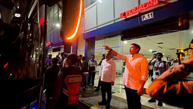 Menteri Perhubungan Dudy Purwagandhi bersama Sekretaris Kabinet Teddy Indra Wijaya melakukan peninjauan langsung arus balik Lebaran 1447 Hijriah di Terminal Terpadu Pulo Gebang, Jakarta Timur.