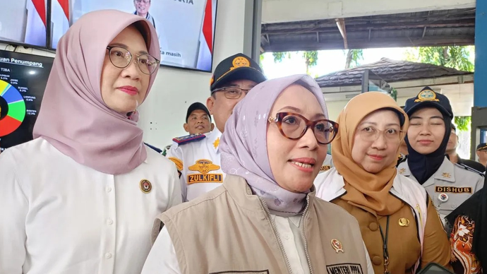 Menteri Pemberdayaan Perempuan dan Perlindungan Anak Republik Indonesia Arifah Fauzi usai meninjau kesiapan Terminal Kampung Rambutan, Jakarta Timur, Senin (16/3/2026). (ANTARA/Siti Nurhaliza)