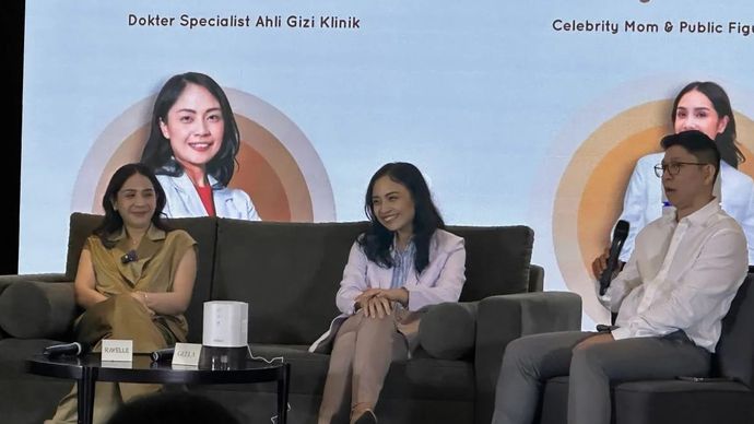 Nagita Slavina (kiri), dokter spesialis gizi dari Universitas Indonesia dr. Consistania Ribuan, Sp.GK, AIFO-K, FINEM (tengah), dan CEO Ravelle Wei Li (kanan) dalam gelar wicara Five5tival Ravelle 5th Anniversary Celebration with Nagita Slavina di Jak