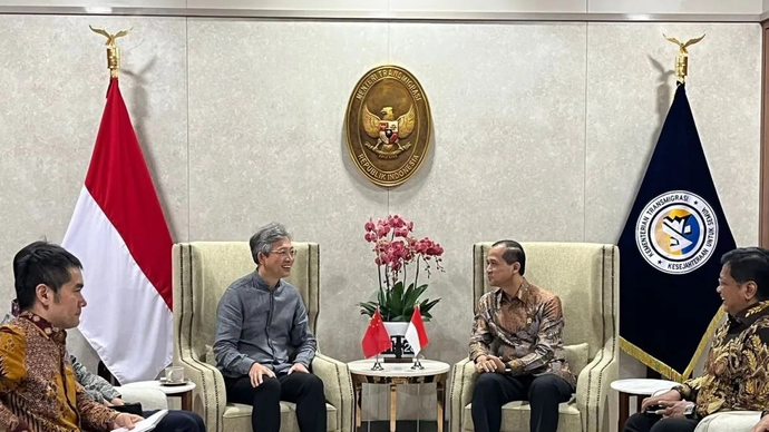 Menteri Transmigrasi (Mentrans) Muhammad Iftitah Sulaiman Suryanagara (kanan) melakukan pertemuan dengan Duta Besar China untuk Indonesia Wang Lutong (kiri) di Jakarta, Senin (13/4/2026). (ANTARA/AMuzdaffar Fauzan)