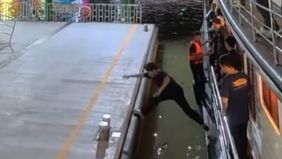 Seorang wisatawan asal Korea Selatan menjadi sorotan netizen setelah aksinya melompat dari kapal yang masih bergerak berujung pada insiden tak terduga.