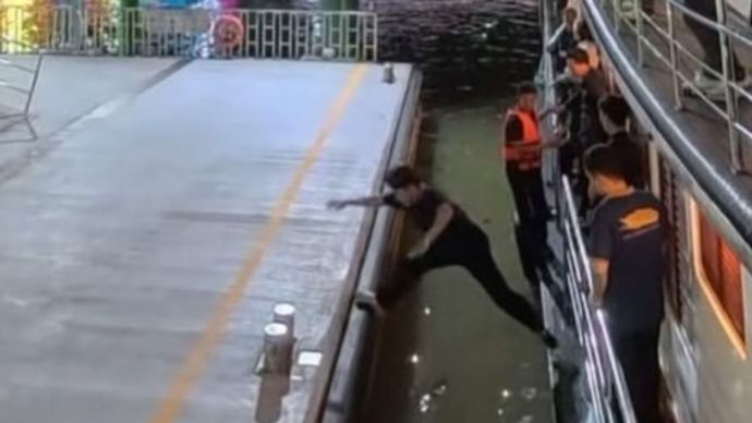 Seorang wisatawan asal Korea Selatan menjadi sorotan netizen setelah aksinya melompat dari kapal yang masih bergerak berujung pada insiden tak terduga.