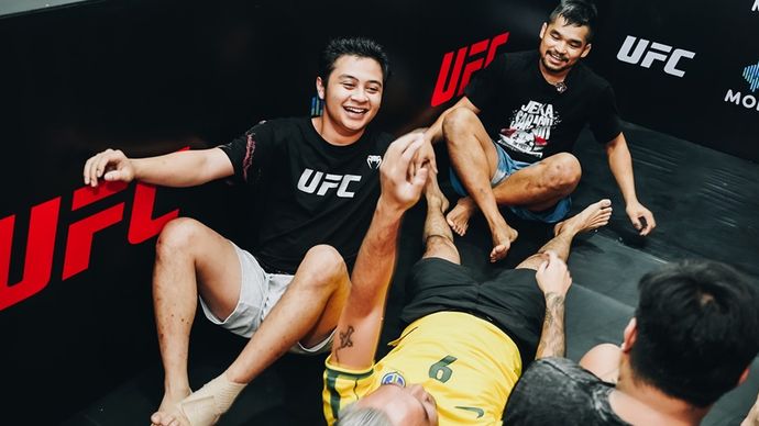 Jeka Saragih turun gunung. Petarung MMA Indonesia pertama yang tampil di panggung UFC itu rela bermandi keringat dalam Warrior Workout yang berlangsung di Jakarta, Minggu siang (1/9/2024)