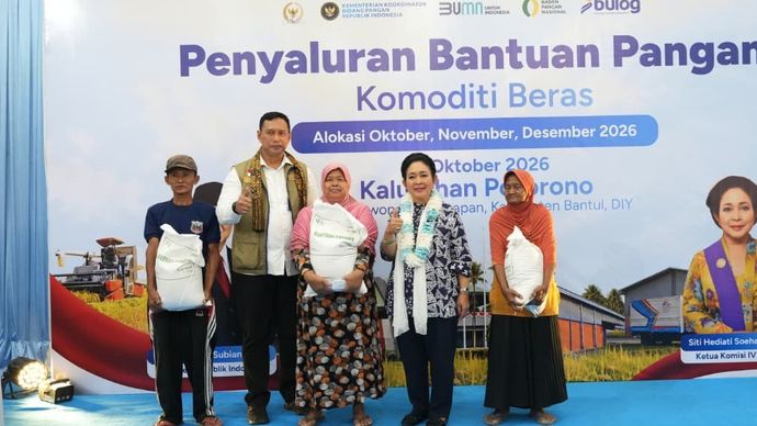 Ketua Komisi IV DPR RI Siti Hediati Soeharto bersama Direktur Utama Perum BULOG Ahmad Rizal Ramdhani menyerahkan secara simbolis Bantuan Pangan Beras Tahap III kepada perwakilan warga di Kapanewon Banguntapan, Bantul.
