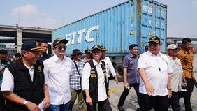 Menteri Koordinator Bidang Perekonomian Airlangga Hartarto dan menteri Keuangan berkunjung ke Jakarta International Container Terminal (JICT), Tanjung Priok, Jakarta Utara.