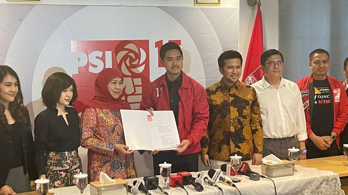 Ketua UmumDPP PSI Kaesang Pangarep dan Pengurus DPP lainnya menyerahkan surat rekomendasi pda Bakal 