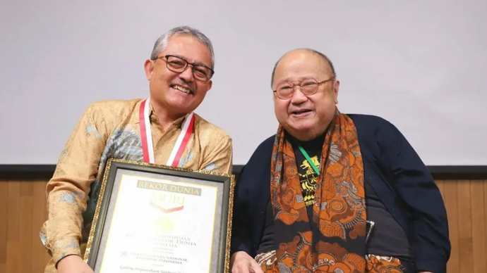 Kepala Perpusnas E. Aminudin Aziz (kiri) menerima penghargaan dari Jaya Suprana selaku CEO Muri bertempat di Muri Indonesia, Gedung Jaya Suprana Institute, Jakarta Utara, pada Rabu (8/1/2025). 