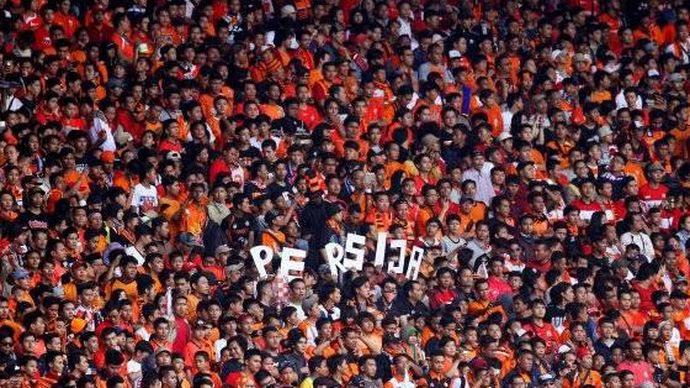 Pendukung Persjia di Stadion Patriot Candrabhaga