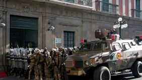 Pasukan militer Bolivia mengambil kendali alun-alun pusat ibu kota pada hari Rabu, 26 Juni 2024, dengan sebuah kendaraan lapis baja menabrak pintu masuk istana.