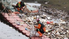 Dinas Lingkungan Hidup (DLH) DKI Jakarta mengerahkan 1.790 Pasukan Orange untuk menangani lonjakan sampah akibat banjir yang melanda sejumlah wilayah ibu kota.