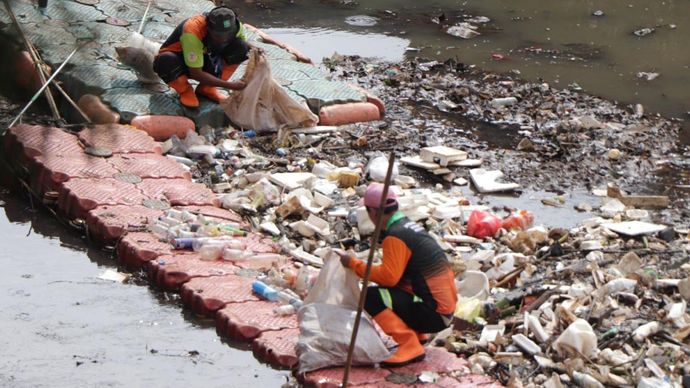 Petugas sedang membersihkan sampah