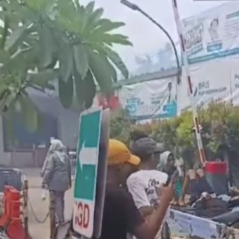 RS Tiara Kebalen Bekasi Kebakaran Hebat, Pasien Dievakuasi ke Halaman Gedung!