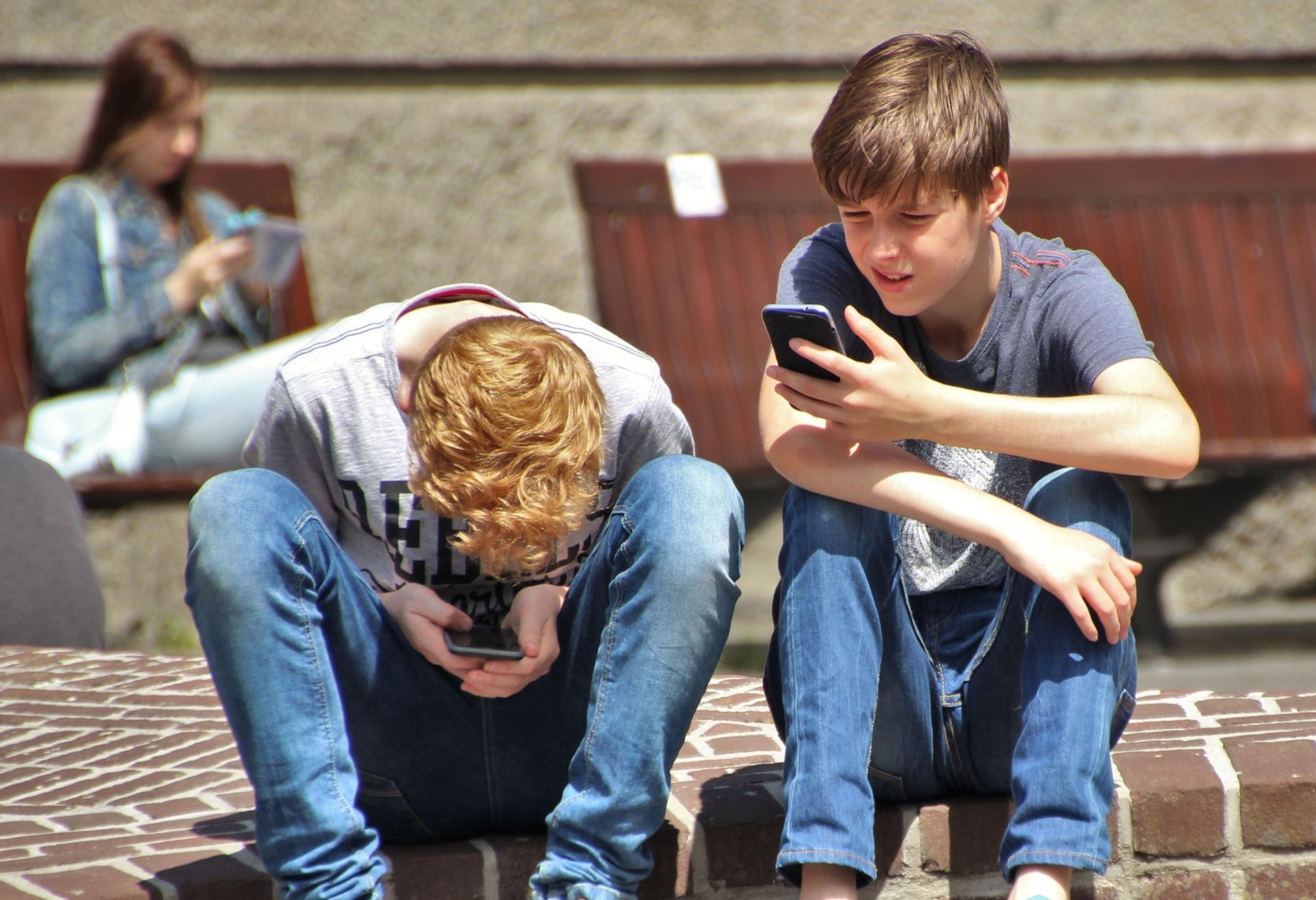 Ilustrasi Anak Bermain Handphone Ponsel <b>(Pixabay)</b>