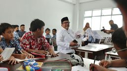 Pesan Rano Karno saat Tinjau 3 Sekolah Hasil Rehabilitasi di Jakarta Selatan