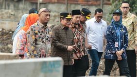 Gubernur DKI Jakarta, Pramono Anung meninjau proyek normalisasi Kali Mampang Segmen Poncol, Kuningan Barat, Jakarta Selatan, Kamis, 29 Oktober 2026.
