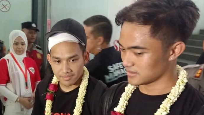 Witan Sulaeman dan Alfeandra Dewangga memberikan keterangan kepaa wartawan setibanya di Bandara Soekarno Hatta, Tangerang, Sabtu (11/5/2024). (Antara) <b>(Antara)</b>