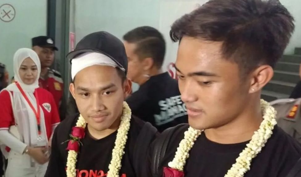 Witan Sulaeman dan Alfeandra Dewangga memberikan keterangan kepaa wartawan setibanya di Bandara Soekarno Hatta, Tangerang, Sabtu (11/5/2024). (Antara) <b>(Antara)</b>