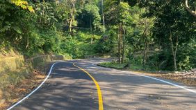 Kementerian Pekerjaan Umum (PU) melalui Balai Besar Pelaksanaan Jalan Nasional (BBPJN) Jawa Timur – Bali mempercepat penyelesaian pekerjaan preservasi jalan nasional pada ruas Sumberjati – Batas Kabupaten Banyuwangi, tepatnya di KM 233+500 dan KM 235