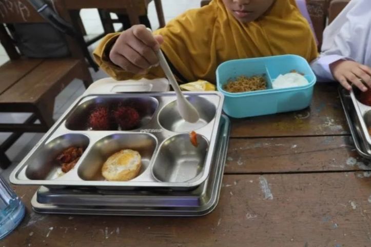 Ilustrasi - siswa menyantap menu Program Makan Bergizi Gratis (MBG) <b>(Antara)</b>