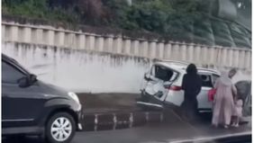 Sejumlah kendaraan roda empat mengalami kecelakaan di Tol Cijago, Minggu, 5 Janauri 2025. Detik-detik setelah kecelakaan tersebut diunggah oleh akun Instagram @infodepok_id. 