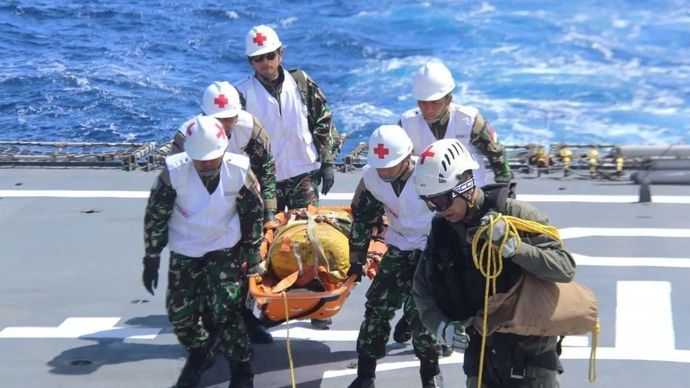 Prajurit TNI Angkatan Laut pengawak KRI Diponegoro-365 yang tergabung dalam Satgas MTF TNI Kontingen Garuda XXVIII-O UNIFIL berlatih evakuasi bersama prajurit Angkatan Udara Lebanon (LAF-AF) di Laut Mediterania, Lebanon, Selasa (7/5/2024) <b>(Antara)</b>