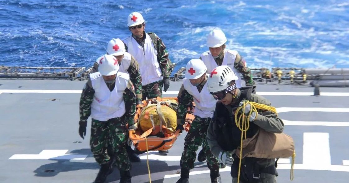 Prajurit TNI Angkatan Laut pengawak KRI Diponegoro-365 yang tergabung dalam Satgas MTF TNI Kontingen Garuda XXVIII-O UNIFIL berlatih evakuasi bersama prajurit Angkatan Udara Lebanon (LAF-AF) di Laut Mediterania, Lebanon, Selasa (7/5/2024) <b>(Antara)</b>