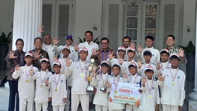 Pramono Anung bersama Tim Sepak Bola Pelajar Jakarta U-12