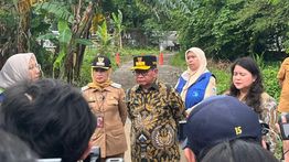 Pramono Tinjau Pengerukan Kali Sepak Kembangan