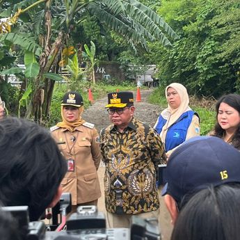 Pramono Tinjau Pengerukan Kali Sepak Kembangan