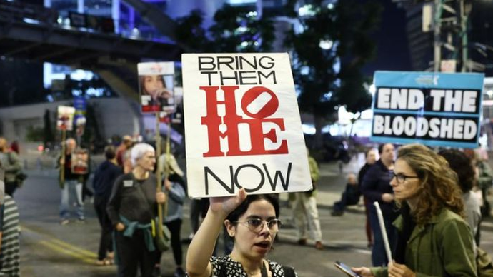 Orang-orang mengikuti aksi unjuk rasa yang menyerukan agar dilakukan gencatan senjata dan pembebasan sandera Israel yang ditawan di Gaza. Aksi unjuk rasa itu dilakukan di Tel Aviv, Israel, pada 21 November 2024. 